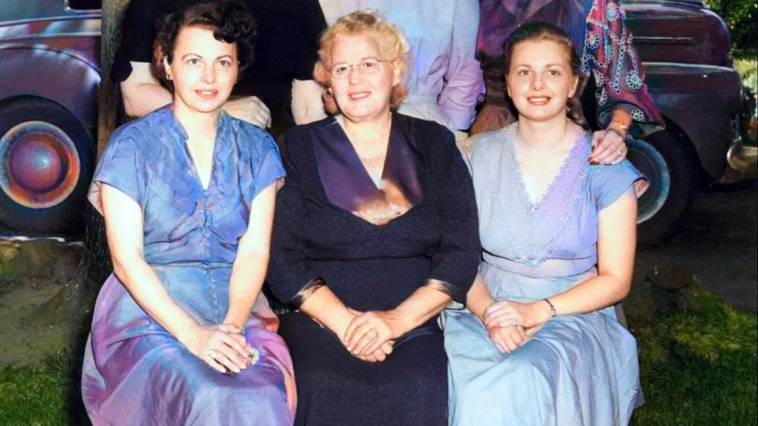 color Thelma and daughters